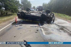 В Кобринском районе после столкновения с тракторным прицепом опрокинулось такси 