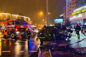 ГАИ: в Минске автомобиль врезался в светофор и перевернулся