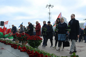 В Минске на площади Независимости состоялось возложение цветов к памятнику Ленину