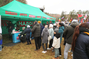 На чемпионате по колке дров прошел пикет по сбору подписей для выдвижения Лукашенко кандидатом в Президенты