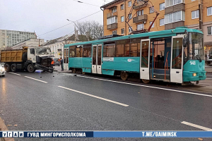 В Минске грузовик врезался в трамвай