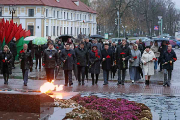 Фотофакт. Парламентарии Беларуси и России в Гродно возложили цветы к мемориалу погибшим воинам Красной армии 