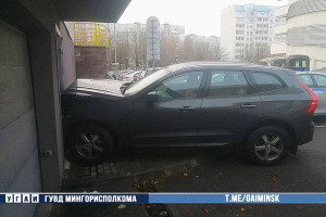 В Минске женщина не справилась с управлением — автомобиль врезался в здание