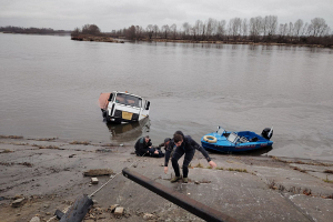 В Речице грузовой автомобиль упал в Днепр — водителя спасли водолазы ОСВОД