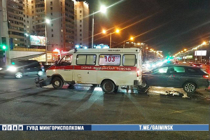 В Минске на перекрестке столкнулись автомобиль скорой помощи и легковушка