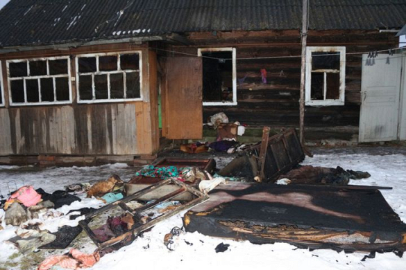 В Кормянском районе сельчанин молотком избил жену и поджег свой дом