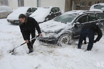 Автовладельцев в Минске обязали убирать снег и мусор возле машин