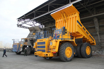 БелАЗ грузоподъемностью 90 тонн начал работать в Микашевичах 