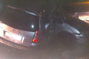 ДТП в Борисове: автомобиль Mazda разорвало от удара о дерево