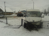 В Орше микроавтобус вылетел на парковку и насмерть сбил водителя, очищавшего авто от снега