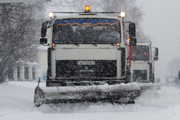 Более 400 единиц техники чистят снег в Минске