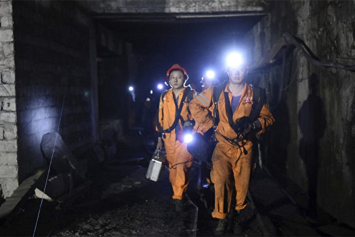 В результате обвала на шахте Китая заблокированы восемь горняков