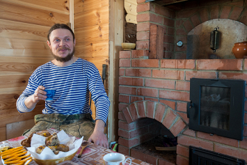 Белорус Алексей Бамбизо с любовью кладет на Сахалине русские печи, кирпич для которых привозит из Витебска