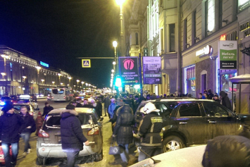 В Петербурге водитель на внедорожнике врезался в пешеходов на тротуаре
