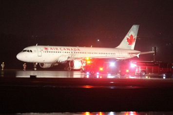 В Торонто самолет при посадке выкатился за пределы ВПП 