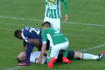 В Чехии футболист спас жизнь сопернику прямо во время матча