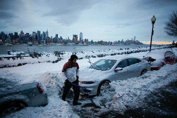Снежная буря почти полностью парализовала Нью-Йорк