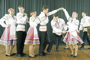 У мастоўскіх Вялікіх Азёрках унікальны народны танец выконваюць на школьных выпускных замест вальса