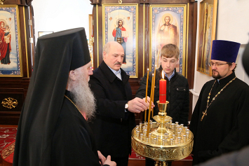 Лукашенко в праздник Пасхи зажег свечу в храме Преображения Господня