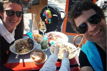 Домрачева опубликовала шутливое фото семейного обеда и поздравила поклонников с Пасхой
