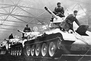 В первый год Великой Отечественной войны Советский Союз эвакуировал промышленные предприятия в восточные районы страны