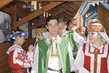Беларусы ў паволжскім горадзе выступалі на сцэне гарадскога музейнага комплексу “Наследие” і пасадзілі там дрэўцы