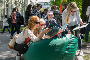 В Минске проходит фестиваль "Город и книги на скамейках"