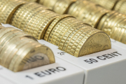 Евро подешевел, доллар и российский рубль подорожали на торгах 9 июня