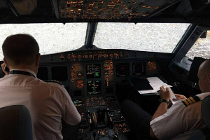 Видеофакт. Украинские пилоты посадили в Стамбуле самолет с разбитым стеклом «вслепую»