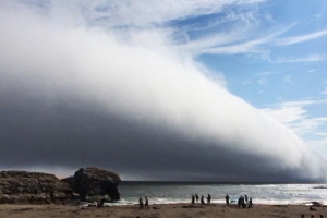 «Это конец света». Огромное туманное облако накрыло пляж в Калифорнии (ВИДЕО)