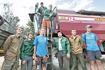Международный студотряд помогает аграриям Вилейского района на уборке