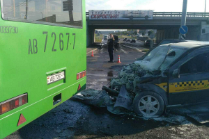 В Минске столкнулись такси и рейсовый автобус. Погибли два пассажира, таксист и еще один человек госпитализированы