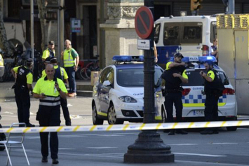 Террорист въехал в толпу людей в Барселоне: есть погибшие и раненые