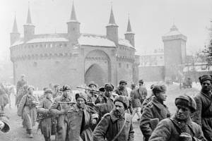 Почему вместо благодарности в Варшаве уничтожают советские памятники
