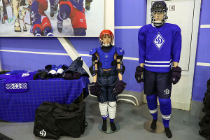 В Минске презентовали сшитую заключенными детскую хоккейную форму