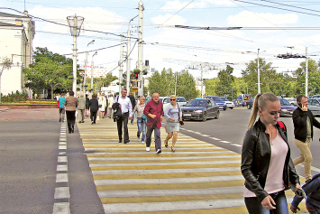 Пешеходы в центре Витебска не переходят, а перебегают через дорогу