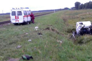 В Ивановском районе Mercedes попал под поезд: четыре человека погибли