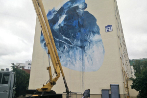 "Не было разрешения". Аргентинского художника, который рисовал мурал в Минске, задержали, а потом отпустили