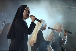 Видеофакт. Монахини из Перу организовали рок-группу и отправились в мировое турне