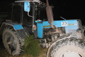 В Столбцовском районе пассажир трактора после аварии попал под прицеп и погиб