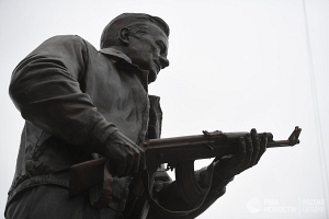 Скульптор согласился изменить памятник Калашникову