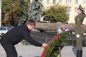 Рамзан Кадыров возложил венок к монументу Победы в Минске