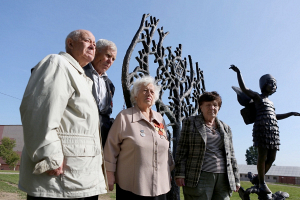 Скульптура еврейской девочки, убитой нацистами, появилась в Новогрудке
