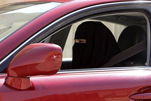 В Саудовской Аравии женщинам разрешили получать права и водить машину