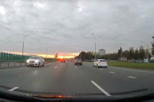 Видеофакт: BMW на Минской кольцевой ехал по встречной полосе