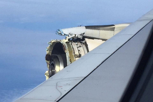 У пассажирского A380 компании Air France в полете разрушилась обшивка двигателя