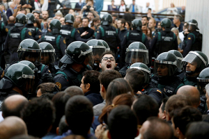 В Каталонии около 40 человек пострадали при столкновениях с полицией на референдуме