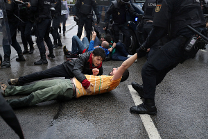 Власти Каталонии сообщили о 337 пострадавших при столкновениях с полицией