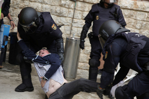 В Каталонии число пострадавших в стычках с полицией превысило 460 человек