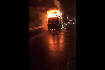 На МКАД открытым пламенем горел фургон Mercedes, огнетушители не помогли (видео)